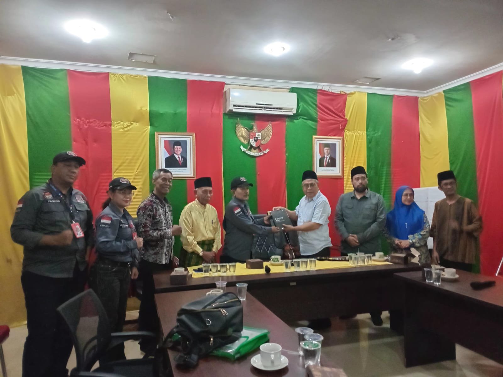 Audensi di LAM Provinsi sambil silahturami dan diberi kenang2an 2 buah buku tentang sejarah Melayu